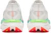 Rückansicht weißer Laufschuhe mit Neonakzenten und orangen Ringen.
