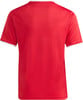 Rotes T-Shirt mit weißer Biese an Ärmeln und Kragen.
