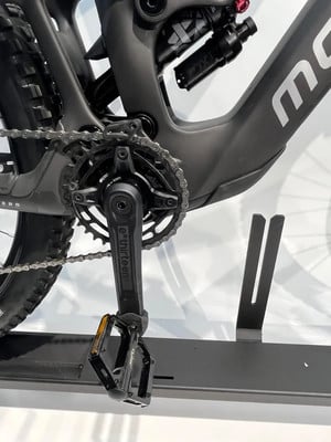 Detail eines E-Mountainbikes mit Dämpfer und Kurbeln. Detail eines E-Mountainbikes mit Dämpfer und Kurbeln.