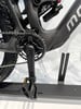 Detail eines E-Mountainbikes mit Dämpfer und Kurbeln.