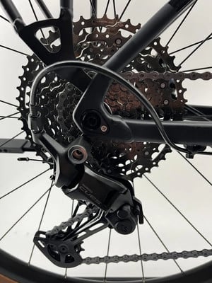 Shimano CUES Schaltwerk an einem Mountainbike.