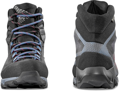 Vorder- und Rückansicht eines schwarzen Wanderschuhs mit blau-roten Schnürsenkeln. Vorder- und Rückansicht eines schwarzen Wanderschuhs mit blau-roten Schnürsenkeln.