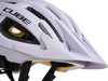 Detail eines weißen Fahrradhelms mit CUBE-Logo und gelben Akzenten.