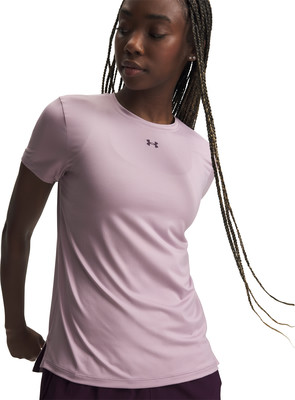 Mädchen in einem rosa T-Shirt mit Under Armour Logo und dunklen Haaren. Mädchen in einem rosa T-Shirt mit Under Armour Logo und dunklen Haaren.