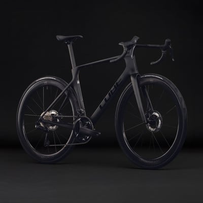 Schwarzes Cube Rennrad mit Scheibenbremsen und Carbonrahmen. Schwarzes Cube Rennrad mit Scheibenbremsen und Carbonrahmen.