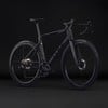 Schwarzes Cube Rennrad mit Scheibenbremsen und Carbonrahmen.