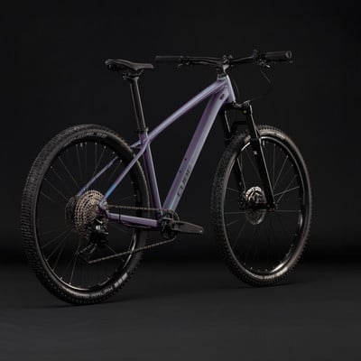 Lila-blaues Cube Mountainbike mit Federung und Scheibenbremsen. Lila-blaues Cube Mountainbike mit Federung und Scheibenbremsen.
