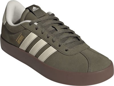 Grüner Herrenschuh von Adidas mit drei weißen Streifen und brauner Sohle.
