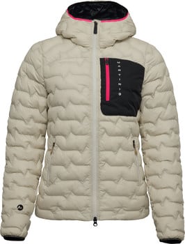 Leichte beige Daunenjacke mit schwarzer Tasche und pinkem Reißverschluss.