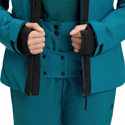 Detail einer blaugrünen Jacke und Hose mit schwarzen Akzenten. Detail einer blaugrünen Jacke und Hose mit schwarzen Akzenten.