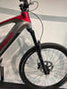Detail eines modernen Mountain-E-Bikes mit Federung und Scheibenbremse.