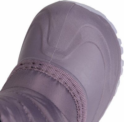 Nahaufnahme eines lila Kinderschuhs mit Textil- und Gummiteil. Nahaufnahme eines lila Kinderschuhs mit Textil- und Gummiteil.