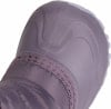 Nahaufnahme eines lila Kinderschuhs mit Textil- und Gummiteil.