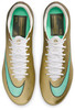 Goldene Nike Fußballschuhe mit türkisfarbenem Logo und Schriftzügen.
