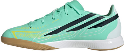 Grüner Indoor-Schuh von Adidas mit dunklen Streifen und gelben Details. Grüner Indoor-Schuh von Adidas mit dunklen Streifen und gelben Details.