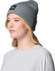 Frau mit grauem Hut mit Berg-Patch und T-Shirt