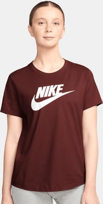 Eine Frau in einem dunkelroten Nike-T-Shirt mit weißem Logo vorne.