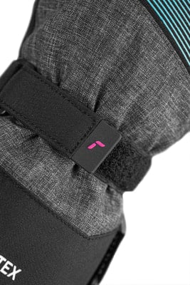 Detail eines Handschuhs mit verstellbarem Riemen und Logo, schwarz und grau. Detail eines Handschuhs mit verstellbarem Riemen und Logo, schwarz und grau.