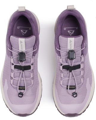 Lila niedrige Wanderschuhe mit Schnellverschluss und Gore-Tex-Membran. Lila niedrige Wanderschuhe mit Schnellverschluss und Gore-Tex-Membran.