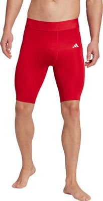 Ein Mann in roten Kompressionsshorts mit Adidas-Logo auf weißem Hintergrund. Ein Mann in roten Kompressionsshorts mit Adidas-Logo auf weißem Hintergrund.