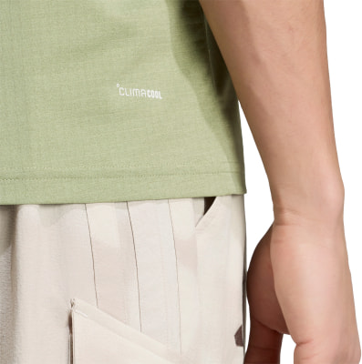 Detail eines T-Shirts mit Climacool-Technologie und einem Teil der Hose. Detail eines T-Shirts mit Climacool-Technologie und einem Teil der Hose.