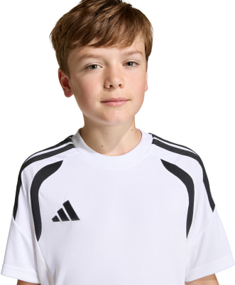 Junge in weißem Adidas-T-Shirt mit schwarzen Streifen an den Schultern. Junge in weißem Adidas-T-Shirt mit schwarzen Streifen an den Schultern.