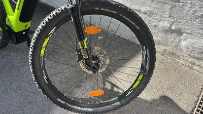 Vorderreifen eines E-Mountainbikes mit Federung und Scheibenbremse. Vorderreifen eines E-Mountainbikes mit Federung und Scheibenbremse.