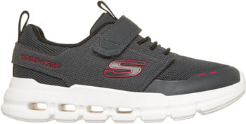 Szürke Skechers gyerekcipő piros logóval és Glide-Step felirattal.