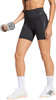 Eine Frau in schwarzen Shorts und weißen Socken hält eine Hantel.