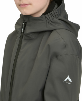 Mädchen in einer dunkelgrünen Kapuzenjacke mit McKinley-Logo.