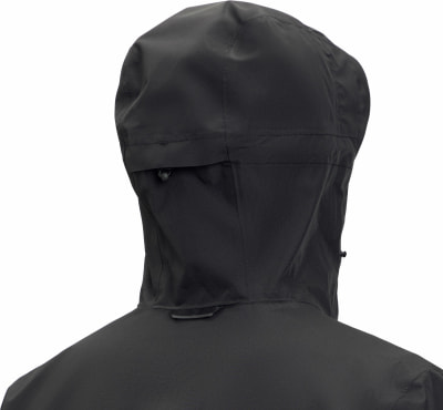 Rückansicht einer schwarzen Jackenkapuze mit verstellbarem Saum. Rückansicht einer schwarzen Jackenkapuze mit verstellbarem Saum.