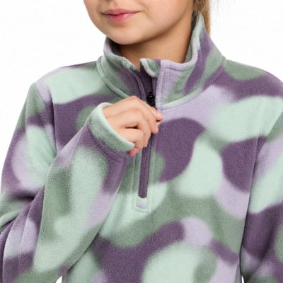 Ein Mädchen schließt einen lila-grünen Fleece-Pullover mit Reißverschluss. Ein Mädchen schließt einen lila-grünen Fleece-Pullover mit Reißverschluss.