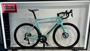 Grünes Bianchi Rennrad mit schwarzen Rädern und Logo