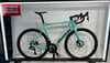 Grünes Bianchi Rennrad mit schwarzen Rädern und Logo