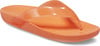 Orangefarbene Crocs-Flip-Flops mit durchsichtigem Riemen und geriffeltem Fußbett.