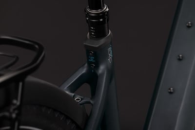Rahmendetail eines E-Bikes mit Dämpfer und EXC-Logo. Rahmendetail eines E-Bikes mit Dämpfer und EXC-Logo.