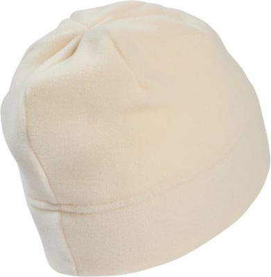 Eine cremefarbene Fleece-Mütze mit feinen Nähten im oberen Bereich.