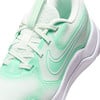 Detailní pohled na světle zelenou sportovní obuv značky Nike s bílými tkaničkami.