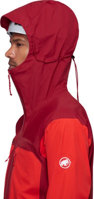 Mann in roter Jacke mit Kapuze und Elefantenlogo auf dem Ärmel. Mann in roter Jacke mit Kapuze und Elefantenlogo auf dem Ärmel.