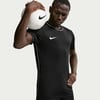 Ein Mann trägt einen Fußball auf seiner Schulter und ein schwarzes Nike-T-Shirt.