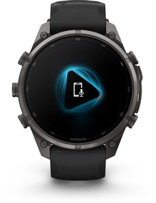 Garmin Smartwatch mit Mikrofon- und Telefonsymbol auf dem Display. Garmin Smartwatch mit Mikrofon- und Telefonsymbol auf dem Display.