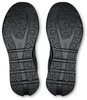 Zwei schwarze Laufschuhsohlen mit ausgeprägtem Profil für bessere Traktion.