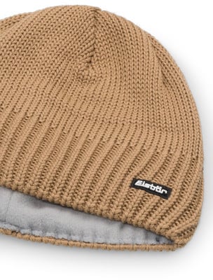 Braune Strickmütze mit Fleece-Futter und Eisbär-Logo. Braune Strickmütze mit Fleece-Futter und Eisbär-Logo.
