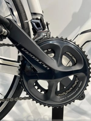 Detail von Kurbelgarnitur und Umwerfer eines Shimano Ultegra Rennrads. Detail von Kurbelgarnitur und Umwerfer eines Shimano Ultegra Rennrads.