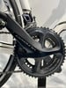 Detail von Kurbelgarnitur und Umwerfer eines Shimano Ultegra Rennrads.