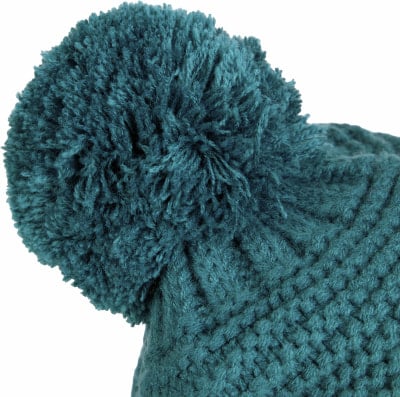 Detail einer Strickmütze mit großem Bommel in Dunkelgrün. Detail einer Strickmütze mit großem Bommel in Dunkelgrün.