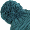 Detail einer Strickmütze mit großem Bommel in Dunkelgrün.