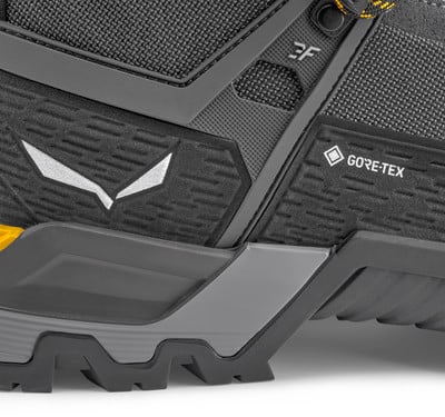Detail eines Schuhs mit Salewa-Logo und GORE-TEX-Aufschrift in dunklen Farben. Detail eines Schuhs mit Salewa-Logo und GORE-TEX-Aufschrift in dunklen Farben.