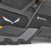Detail eines Schuhs mit Salewa-Logo und GORE-TEX-Aufschrift in dunklen Farben.