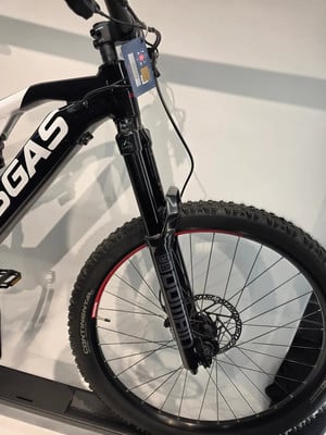 Schwarzes GASGAS E-Mountainbike mit RockShox-Federung und Continental-Reifen. Schwarzes GASGAS E-Mountainbike mit RockShox-Federung und Continental-Reifen.